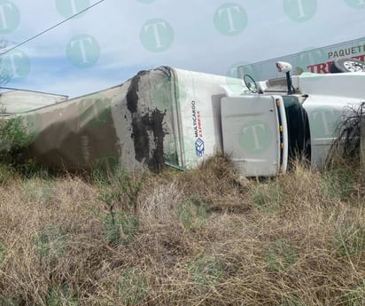 Camión de paquetería vuelca en la carretera Monclova-Monterrey