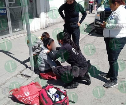 Mujer sufre aparatosa caída en la Zona Centro de Monclova 