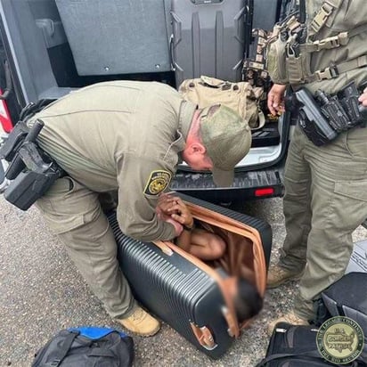 Encuentran a migrante escondido en maleta