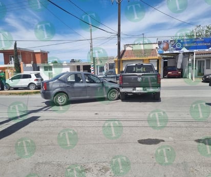 Mujer se pasa alto y la chocan en la colonia Deportivo 