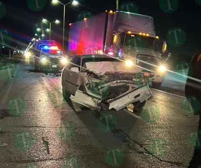 Joven conductor estrella su auto contra tráiler y queda lesionado