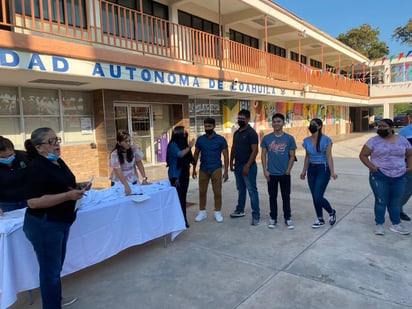 Estudiantes ayudan con trámites fiscales