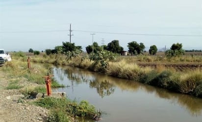 Rescatan a ocupantes de camioneta tras caer a un canal de riego en Sinaloa