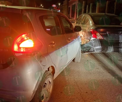 Dama se ensarta en un carro estacionado