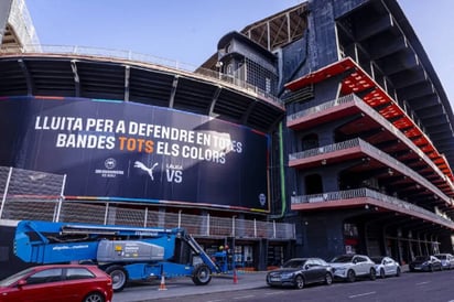 Mestalla luce una lona contra el racismo para “defender todos los colores”