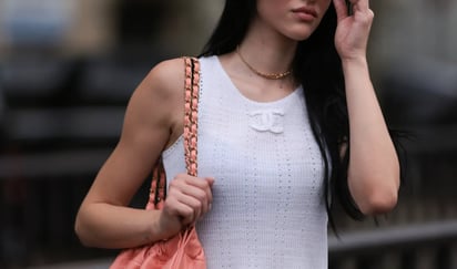 El clásico 'tank top' blanco será tu aliado para lucir increíble estas vacaciones: Mira estas combinaciones para crear outfits que robarán miradas en donde quiera que vayas