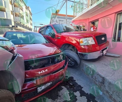 Mujer desobedece luz roja de semáforo y provoca choque múltiple en Monclova