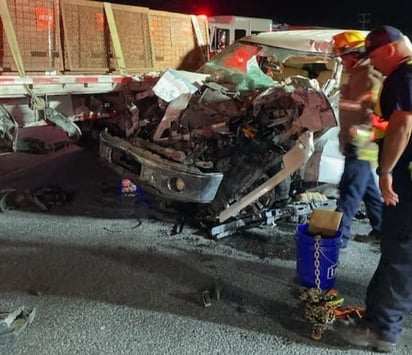 Tráiler y camioneta protagonizan fuerte accidente en la carretera al Indio 