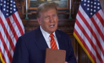 ¡A 60 dólares! Trump vende Biblias por Semana Santa con el lema: 'Dios bendiga a Estados Unidos'