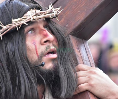 Javier se prepara para recibir los latigazos representando a Jesús en el viacrucis 