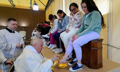 En silla de ruedas, Papa Francisco lava los pies a reclusas por Jueves Santo