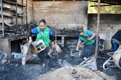 Familias afectadas por incendios con apoyadas en la remoción de escombro 