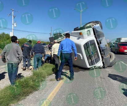 Grúa vuelca en la carretera federal número 30 en ciudad Frontera