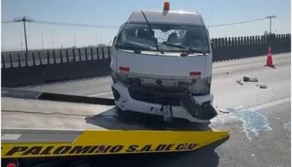 Volcadura de camioneta deja lesionado al conductor en Circuito Exterior Mexiquense