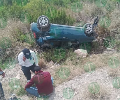 Joven resulta ileso tras volcadura en la carretera 30