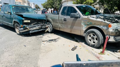 Pick ups provocan aparatoso accidente