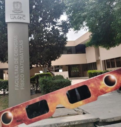 Tiene Facultad de Matemáticas lentes para el eclipse