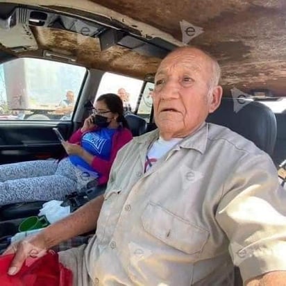 Abuelito llevaba flores a su difunta esposa y choca su auto