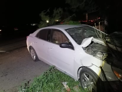 Conductor choca su auto y lo destroza al evitar atropellar a peatones