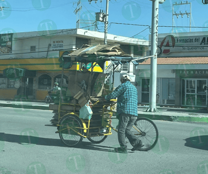 Adulto mayor trabaja en la compraventa de cartón con dificultad para caminar 