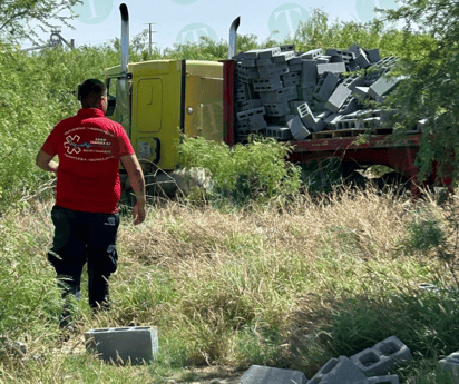 Trailero sufre salida de camino en el libramiento Carlos Salinas de Gortari