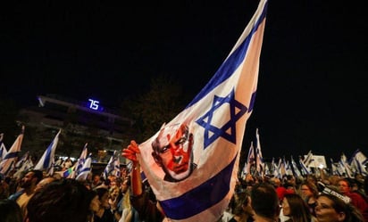 Familiares de rehenes irrumpen en Parlamento israelí y arrojan pintura amarilla en protesta