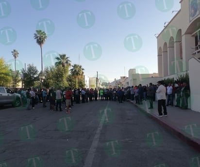 Trabajadores y ex trabajadores de AHMSA bloquean calle Zaragoza