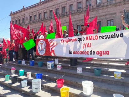 Se manifiestan antorchistas en el Palacio de Gobierno