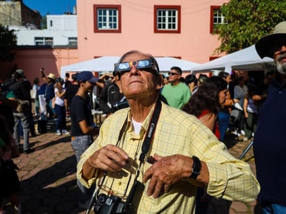 Médicos recomiendan observar el eclipse por TV debido a los riesgos  