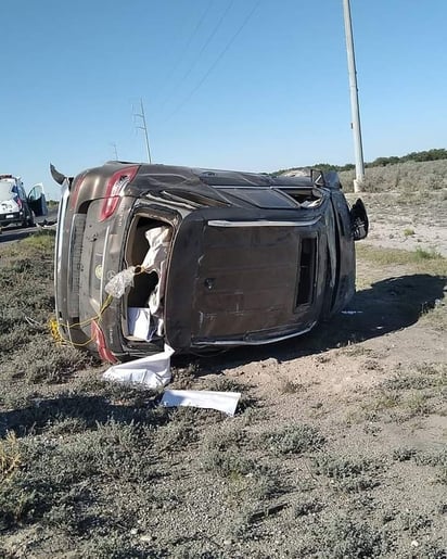 Choque con volcadura entre Allende y Nava deja 2 heridos