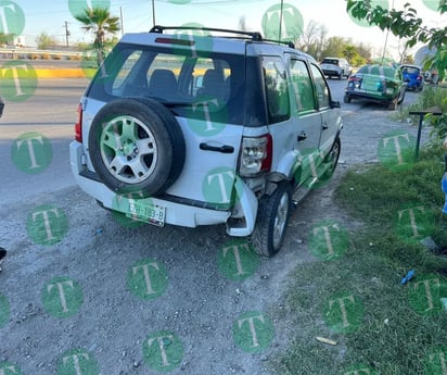 Trailero choca por alcance con camioneta en Estancias de San Juan Bautista