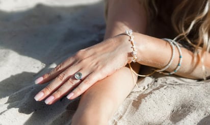 ¡Prepárate para destacar en cualquier paraíso vacacional con estas ideas de uñas llenas de color y estilo!: Haz una cita en el salón, elige tu diseño favorito y ¡prepárate para relajarte y disfrutar al máximo tus vacaciones!