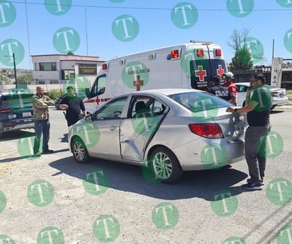 Conductora ignora señal de alto y la choca camioneta en la Zona Centro