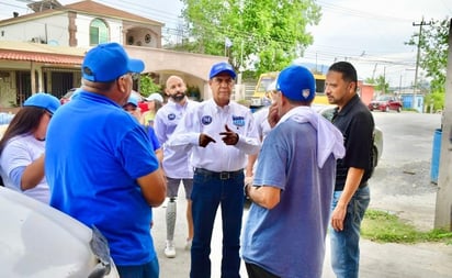 Mario Dávila en contacto con los ciudadanos