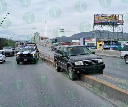 Mujer trepa camioneta en camellón del bulevar Harold R. Pape