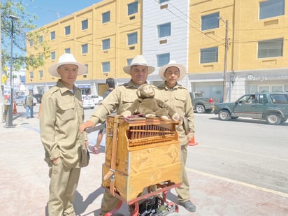 Organilleros llenan de nostalgia a quienes los escuchan