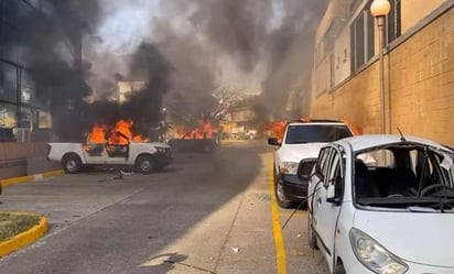 Normalistas de Ayotzinapa lanzan petardos al Palacio de Gobierno en Chilpancingo