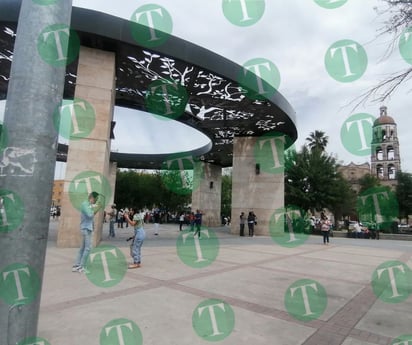 Turistas y monclovenses se unen en la plaza principal para ver eclipse