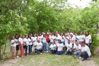 Paty Cardona de cerca con habitantes de Lamadrid 