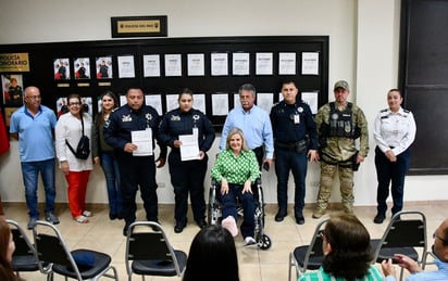 Policías de Piedras Negras reciben reconocimiento mensual