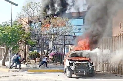 Escalan reclamos en Guerrero; queman Palacio de Gobierno 