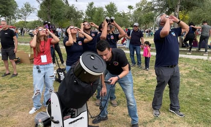 Eclipse solar 2024: 'Único e inolvidable', el sentimiento de chicos y grandes al ver como 'la luna comía al sol'