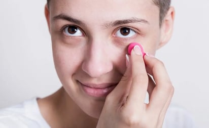 La vitamina que te hace falta si te salen ojeras: esto debes consumir