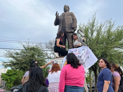 Municipio repara la estatua del maestro Cuauhtémoc Cortés 