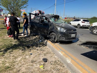 Joven conductor vuelca  por exceso de velocidad