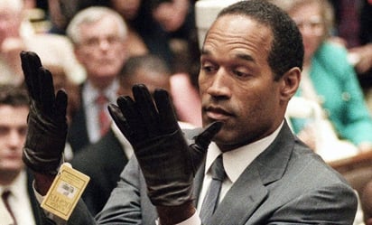 OJ Simpson: La vez que el exjugador se probó los guantes encontrados en el lugar del asesinato de su exnovia