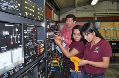 Técnicos y profesionistas egresan para desempeñarse en el sector productivo