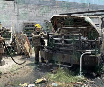 Camión termina calcinado tras quema de basura en Estancias de San Juan Bautista