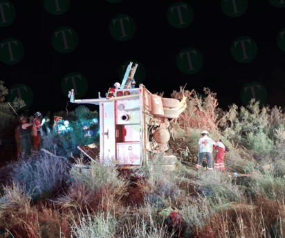 Bombero tabasqueño pierde la vida en volcadura en Estación Hermanas