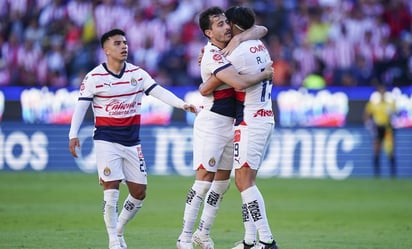 Chivas triunfa ante Pachuca; expulsan a Guillermo Almada durante el segundo tiempo